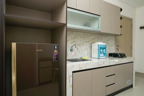 Kamar | Dapur kecil pribadi | Lemari es, kompor, dan peralatan masak/sendok-piring