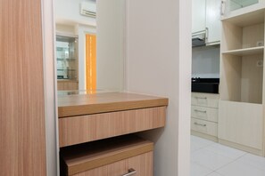 Room | Private kitchen | Fridge, microwave, stovetop, cookware/dishes/utensils - Cozy with City View Studio at Scientia Apartment (Gading Serpong)