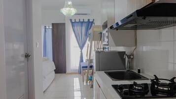Room | Private kitchen | Fridge, stovetop, cookware/dishes/utensils