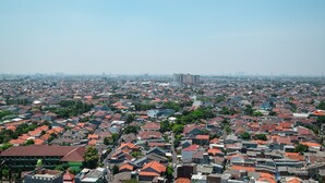 A densely packed urban area with numerous buildings and a clear sky. - Newly Furnished Studio at Bassura City Apartment (Jakarta)