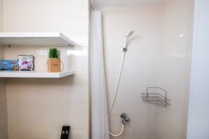 Zimmer | Dusche im Bad
