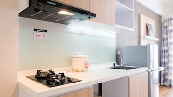 Habitación | Cocineta privada | Refrigerador, parrilla de estufa y utensilios de cocina