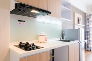 Quarto | Cozinha americana privada | Geladeira, cooktop, talheres/pratos/utensílios de cozinha