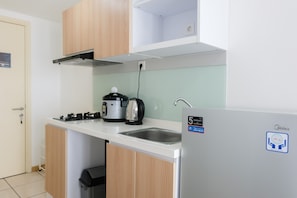 Room | Private kitchenette | Fridge, stovetop, electric kettle, cookware/dishes/utensils - Comfortable Studio Apartment M-Town Residence (Gading Serpong)