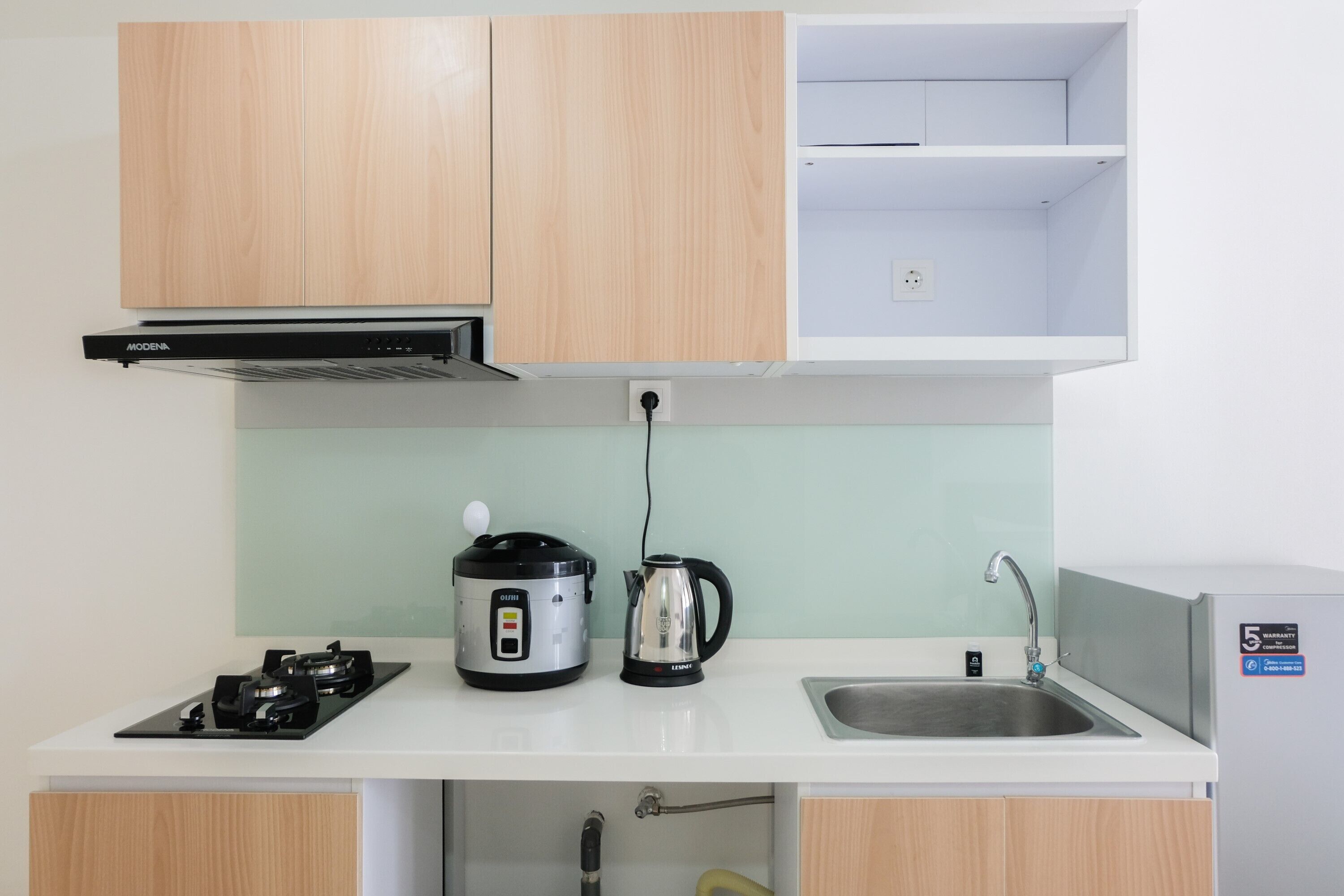 Refrigerador, placa de cocina, tetera/pava eléctrica