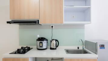 Refrigerador, placa de cocina, tetera/pava eléctrica