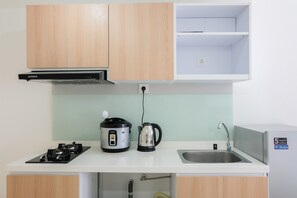 Habitación | Cocineta privada | Refrigerador, parrilla de estufa y tetera eléctrica 