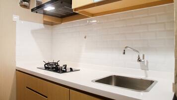 Room | Private kitchenette | Fridge, stovetop, cookware/dishes/utensils