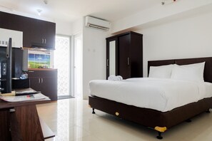 Desk, free WiFi, bed sheets - New Studio at Bassura City Apartment near Shopping Mall (Jakarta)