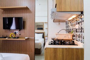 Room | Private kitchen | Fridge, stovetop, cookware/dishes/utensils - Studio near Shopping Mall at Green Pramuka City Apartment (Jakarta)