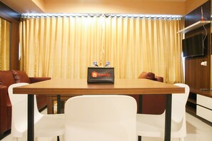 Room | In-room dining - Modern 2BR Grand Kamala Lagoon Apartment (Bekasi)