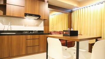 Room | Private kitchenette | Fridge, stovetop, cookware/dishes/utensils