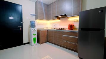 Room | Private kitchen | Fridge, stovetop, cookware/dishes/utensils