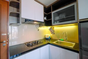 Habitación | Cocineta privada | Refrigerador, parrilla de estufa y utensilios de cocina 