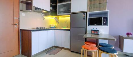 Refrigerador, placa de cocina, utensilios de cocina