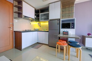 Room | Private kitchen | Fridge, stovetop, cookware/dishes/utensils