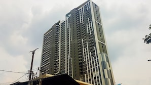 Un immeuble de grande hauteur doté de nombreux balcons et présentant un design architectural moderne.