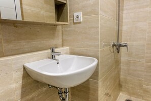 Bathroom sink - Best Price Studio Apartment Springwood Residence (Tangerang)