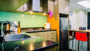 Room | Private kitchen | Fridge, microwave, stovetop, electric kettle