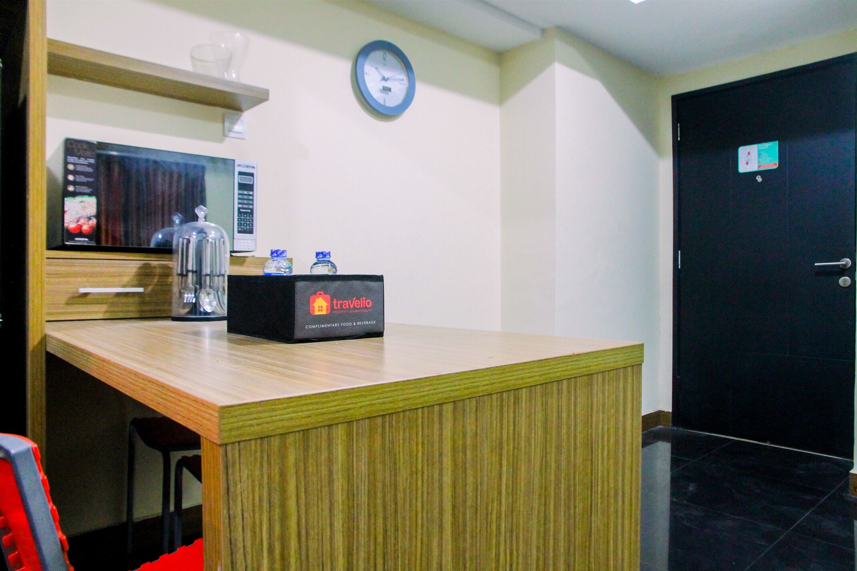 Room | Private kitchenette | Fridge, microwave, stovetop, electric kettle