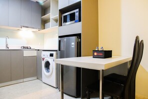 Room | Private kitchen | Fridge, stovetop, cookware/dishes/utensils