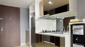 Una cocina moderna con estufa integrada, lavaplatos y dispensador de agua.