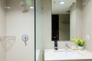 Room | Bathroom | Shower, free toiletries, towels - Furnished Studio Apartment at H Residence (Jakarta)