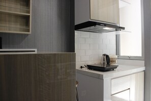 Room | Private kitchenette | Fridge, stovetop, cookware/dishes/utensils - Luxury 1BR Sudirman Suites Apartment Bandung (Bandung)
