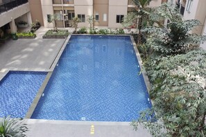 Outdoor pool - Luxury 1BR Sudirman Suites Apartment Bandung (Bandung)