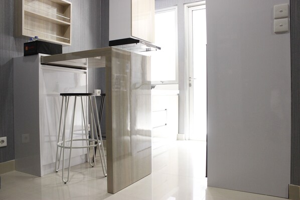 Room | Private kitchen | Fridge, stovetop, cookware/dishes/utensils - Luxury 1BR Sudirman Suites Apartment Bandung (Bandung)