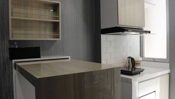 Habitación | Cocina privada | Refrigerador, parrilla de estufa y utensilios de cocina
