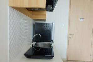 Habitación | Cocina privada | Refrigerador, parrilla de estufa y utensilios de cocina 