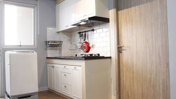 Habitación | Cocina básica privada | Frigorífico, placa de cocina, hervidor eléctrico y utensilios de cocina