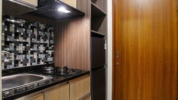 Quarto | Cozinha privada | Geladeira, cooktop, chaleira elétrica