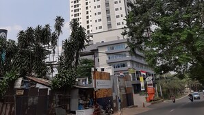 Un immeuble moderne et imposant, doté de plusieurs étages et d’un toit plat.