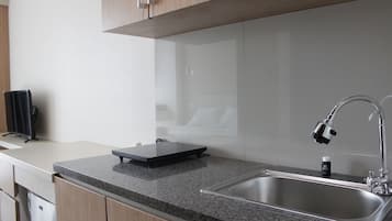 Quarto | Cozinha americana privada | Geladeira, cooktop, talheres/pratos/utensílios de cozinha