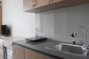 Habitación | Cocina básica privada | Frigorífico, placa de cocina y utensilios de cocina