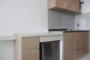 Kamer | Privékeuken | Een koelkast, een kookplaat, kookgerei, borden en bestek