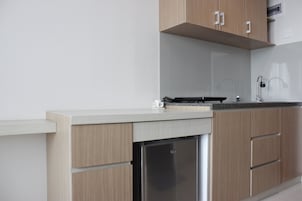 Habitación | Cocina privada | Frigorífico, placa de cocina y utensilios de cocina