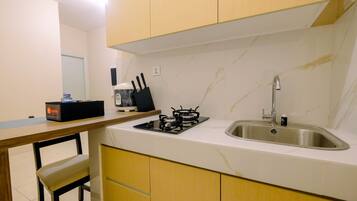 Kamer | Privékeuken | Een koelkast, een kookplaat, een waterkoker, kookgerei, borden en bestek