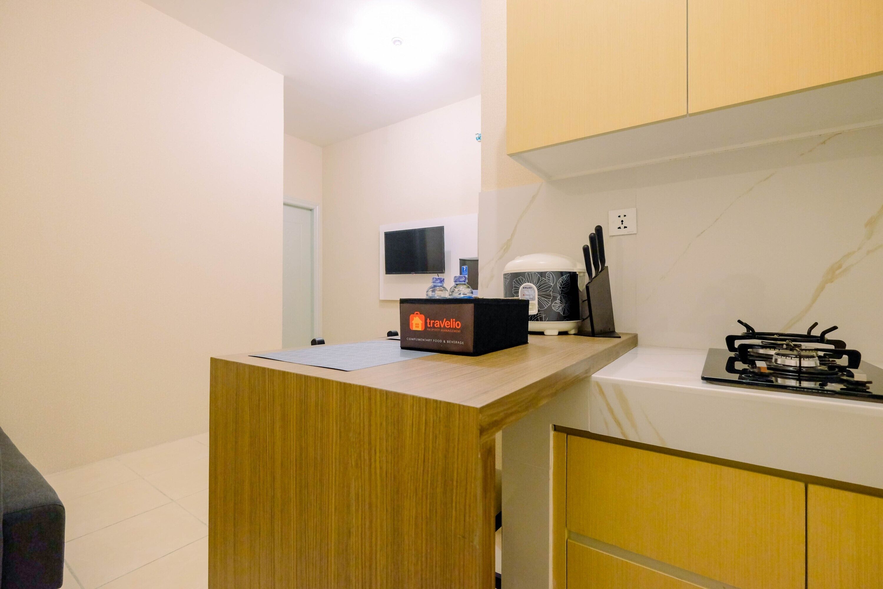 Habitación | Cocina básica privada | Frigorífico, placa de cocina, hervidor eléctrico y utensilios de cocina