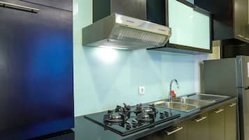 Habitación | Cocina privada | Refrigerador, parrilla de estufa y utensilios de cocina