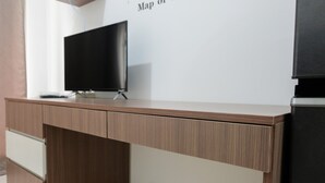 Un bureau moderne doté d’un écran plat, d’un clavier et d’une souris.