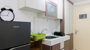 Habitación | Cocina privada | Frigorífico, placa de cocina, hervidor eléctrico y utensilios de cocina