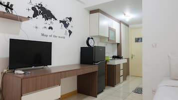 Habitación | Cocina privada | Frigorífico, placa de cocina, hervidor eléctrico y utensilios de cocina