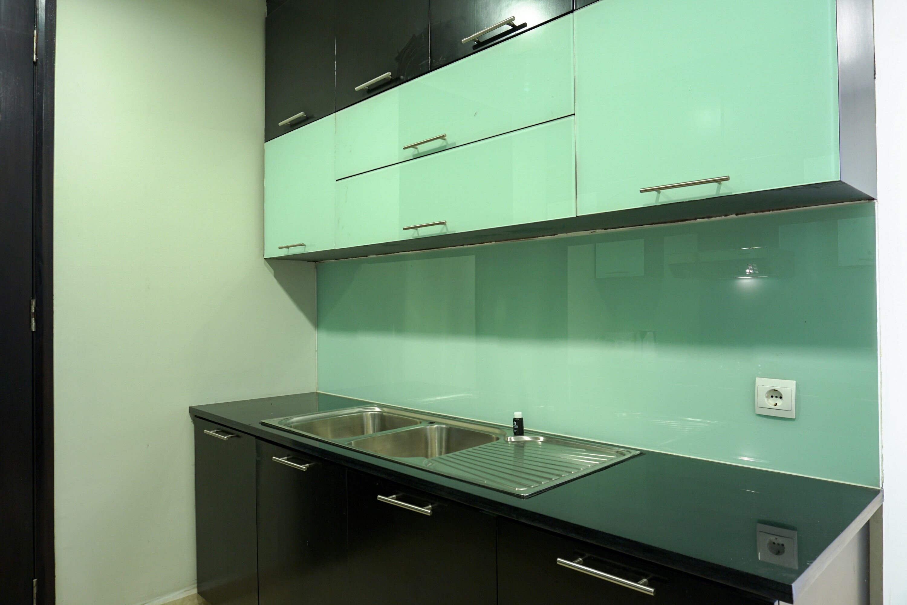 Kamar | Dapur kecil pribadi | Lemari es, kompor, dan peralatan masak/sendok-piring