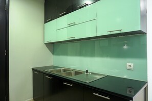 룸 | 전용 간이 주방 | 냉장고, 쿡탑, 조리 도구/접시/주방 기구