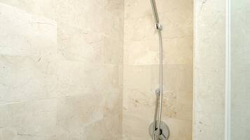 Zimmer | Badezimmer | Dusche, Handtücher
