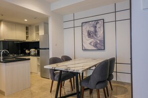 Rum | Eget kök | Kylskåp, spishäll och grytor/köksredskap