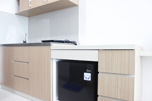 Habitación | Cocina básica privada | Frigorífico, placa de cocina y utensilios de cocina